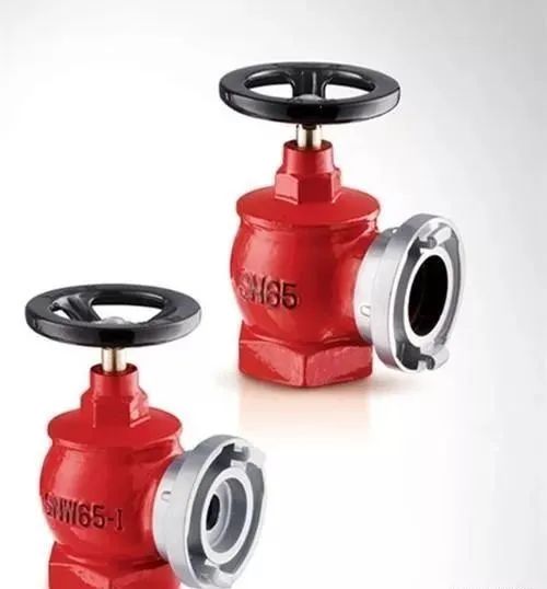 室內(nèi)消火栓箱內(nèi)一般應配置什么？